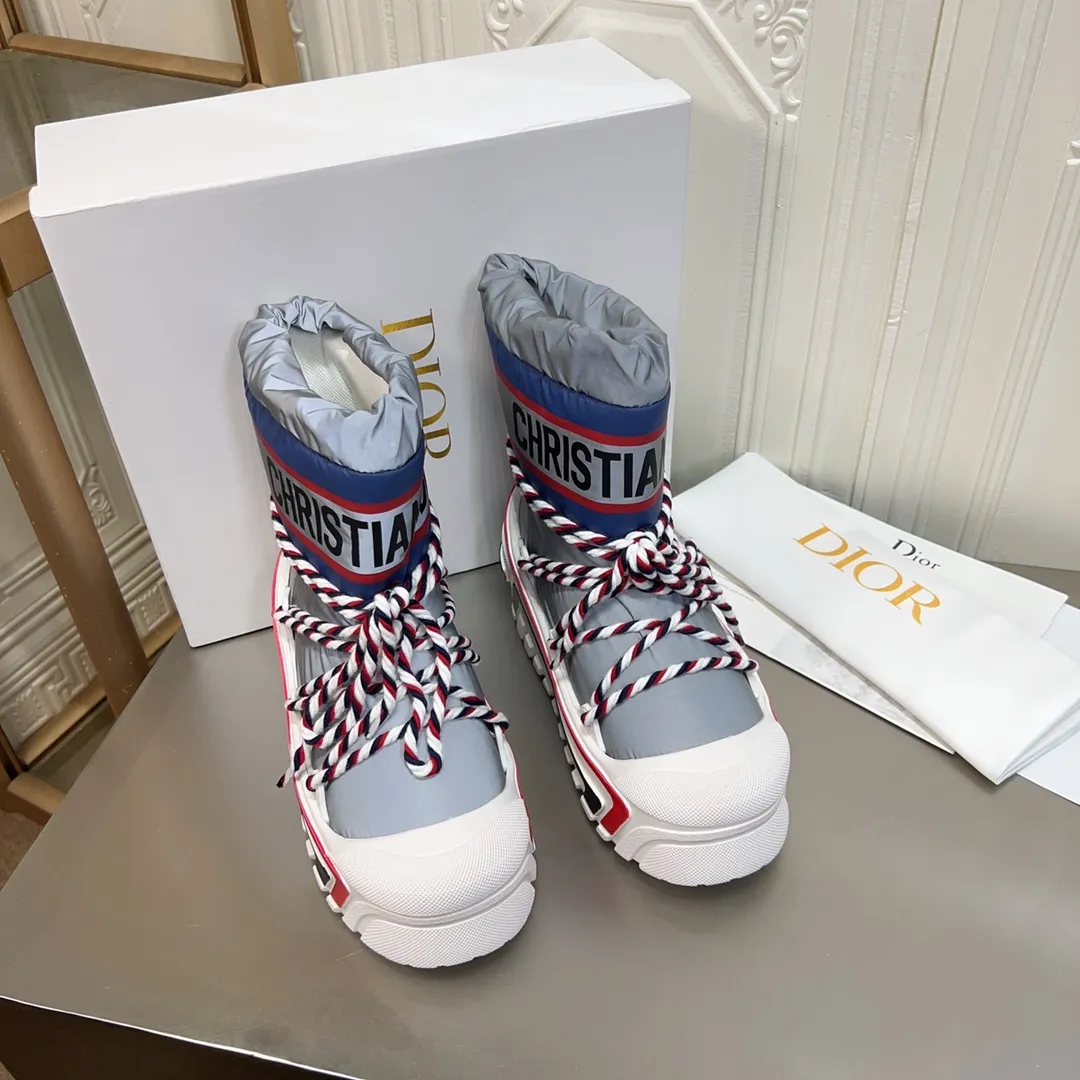 Men's shoes p600! The highest version on the market, Dior Dior's king style snow boots, ski boots, fat and cute, so cute →_→ from the DiorAlps limited series, unique. Shiny nylon Oblique print upper with criss-cross straps for an ideal fit. The technical fabric of the boot shaft, short-cut version, can be worn in the city or in the mountains. It makes the calf slimmer and taller, warm and concave. The boot shaft and sole are made of original waterproof padded lining. The embroidered fabric is original star ⭐ rubber non-slip thick sole and multi-module combination outsole. The size is 35-40. 41Customized